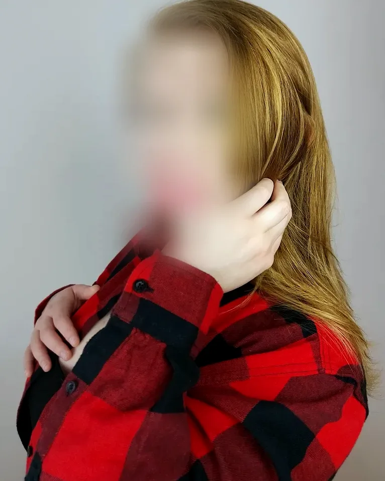 Julia, 23