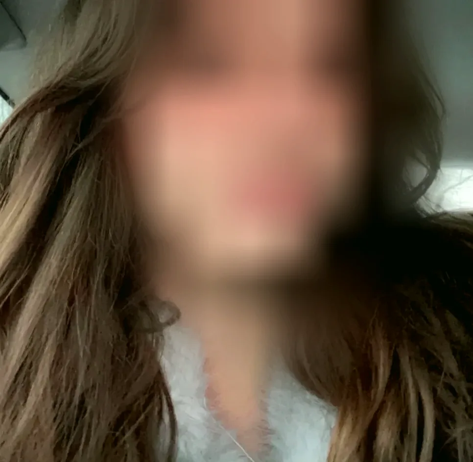Zoe, 23